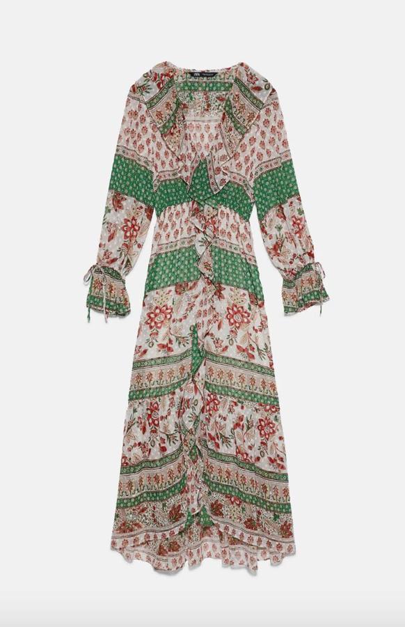 Este maxi vestido estampado de inspiración boho fue uno de nuestros favoritos al comienzo de la temporada y parece que también sedujo a una entonces desconocida (para el gran público) Ana Soria. Con una favorecedora combinación en tonos verdes y caldero, costaba 49.95 euros, y está agotadísimo.