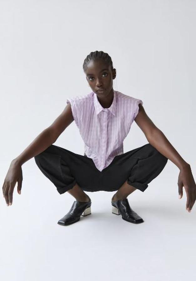 Camisa cropped de popelín y estampado de cuadros vichy en lila y blanco, de Zara (19,95 euros).