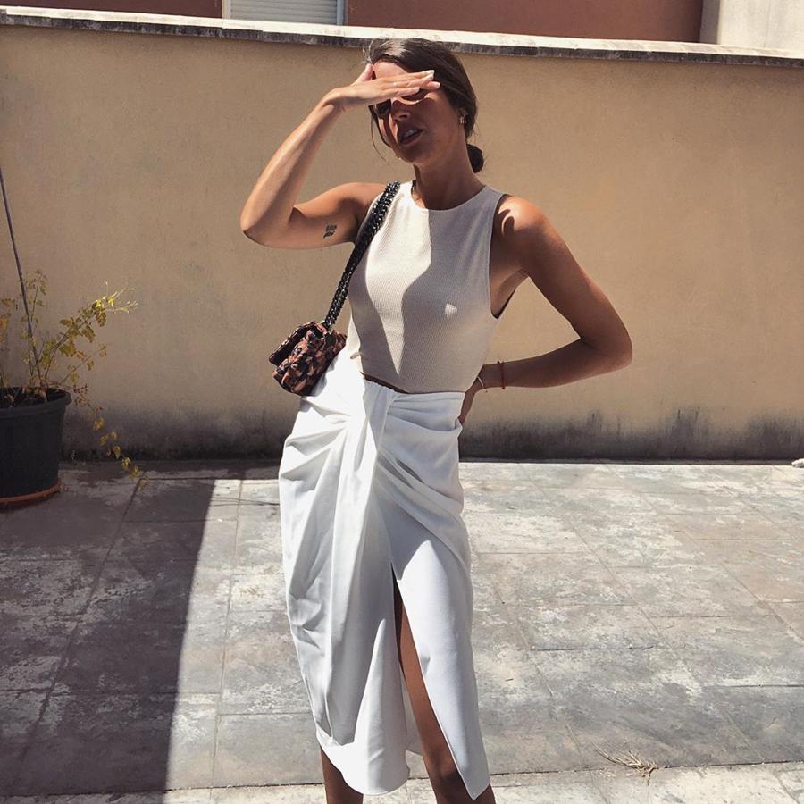 La malagueña Marybel Sán sacó la versión más casual de la falda combinándola con un top cropped de tirante ancho en color beige.