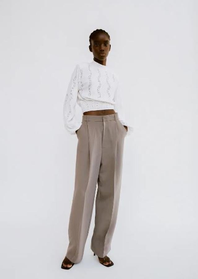 Cuerpo de manga larga en color balnco calado, de Zara (19.95 euros)