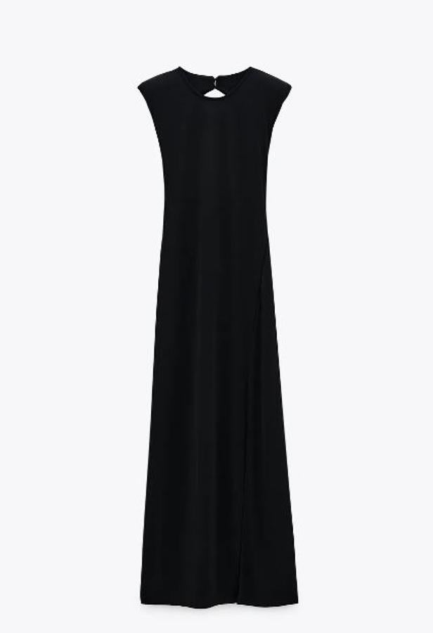 Vestidod e punto negro de corte midi, de Zara (19,95 euros).