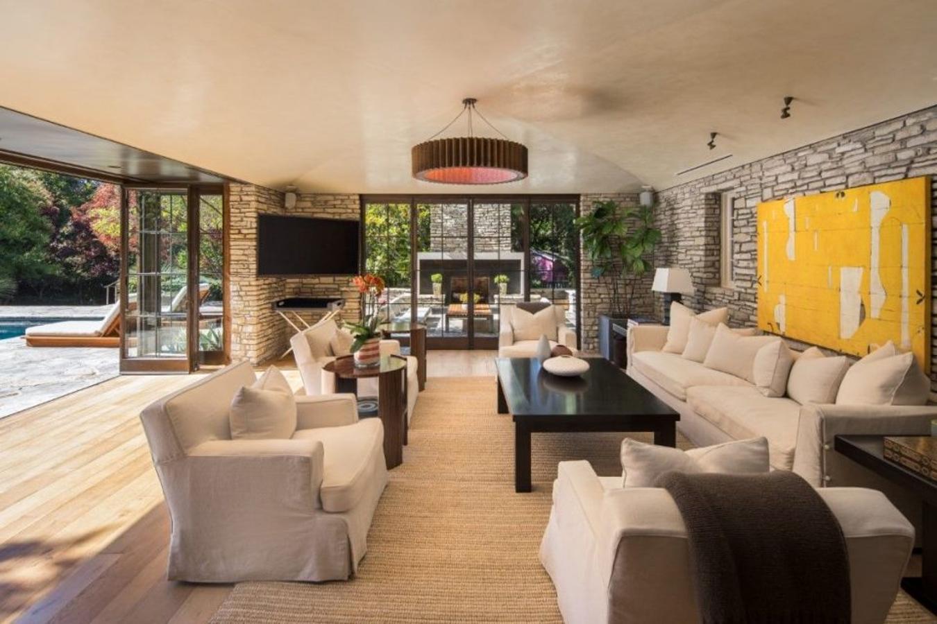La que fuera la casa de Jennifer Aniston y Brad Pitt en Beverly Hills salió a la venta en 2019 por 56 millones de dólares, pero tuvieron que bajar su precio a 44.5 millones cuando los meses empezaron a pasar y la mansión no se vendía. Finalmente, parece que los propietarios llegaron a un acuerdo privado con los nuevos inquilinos, que pagaron casi tres veces más de lo que en su día les costó a la pareja de actores.
