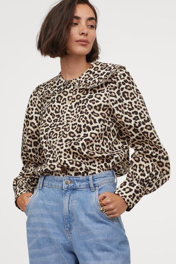 Estampado de leopardo para esta blusa vaporosa de algodón con cuello amplio doble ribeteado con volante y cierre de botones. De corte recto, con mangas largas, puños amplios abotonados y bajo redondeado y asimétrico, cuesta 19,99 euros y está disponible entre las tallas XS y XXL.