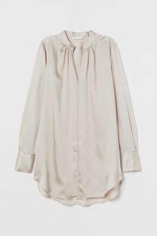 Esta blusa que solo podemos encontrar en la web de H&M viene en tejido ligero de satán con brillo y ligera caída. Con mangas largas y cuello elevado corto fruncido tiene un precio de 19,99 euros y podemos encontrarla entre las tallas XS y XXL. También está disponible en blanco y en negro.