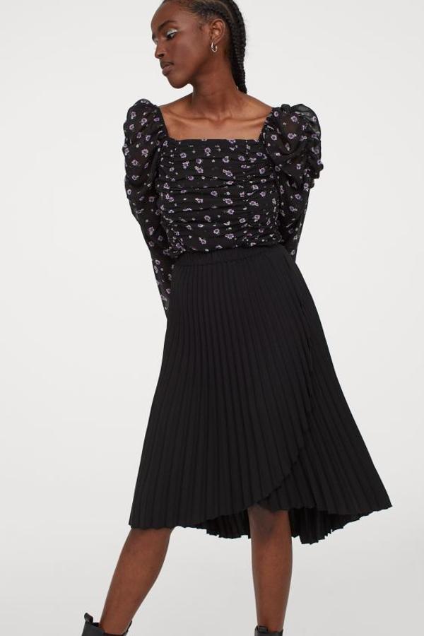 Este innovador diseño con frente cruzado cosido es de H&M y viene con elástico revestido en la cintura y ribetes sobrehilados. Con bajo asimétrico, cuesta 24,99 euros y está disponible entre las tallas XS y XL, y en azul turquesa.