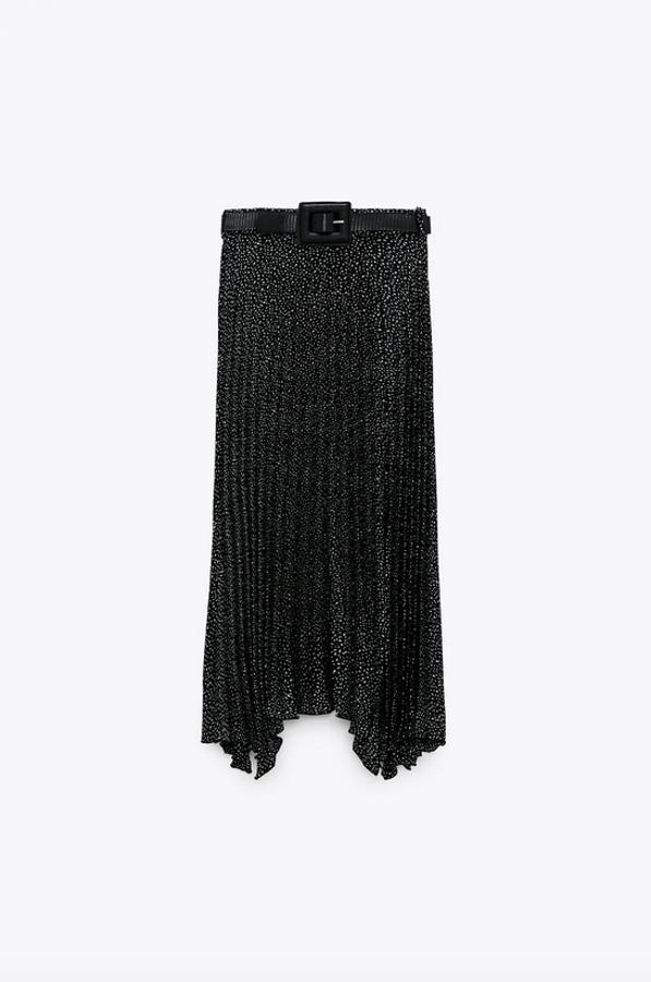 Con bajo asimétrico y detalle de cinturón con hebilla cuadrada a tono viene en color negro con estampado blanco y plisado. Tiene un precio de 29,95 euros y está disponible entre las tallas XS y XL.