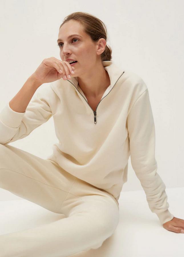 Confeccionada en algodón, con cuello alto con cierre de cremallera, esta sudadera de Mango con diseño recto y terminaciones elásticas cuesta 25,99 euros y está disponible únicamente en la talla XS.
