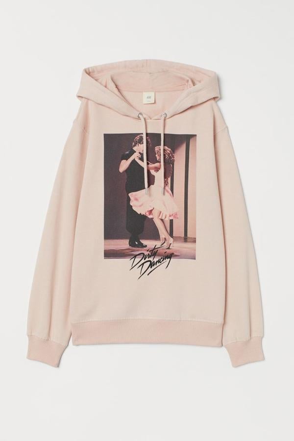 Nostalgia en rosa claro para esta sudadera de H&M con estampado de Dirty Dancing, capucha con cordón de ajuste y puños y bajo en punto elástico de canalé. Tiene un precio de 24,99 euros y está disponible entre las tallas XS y L.