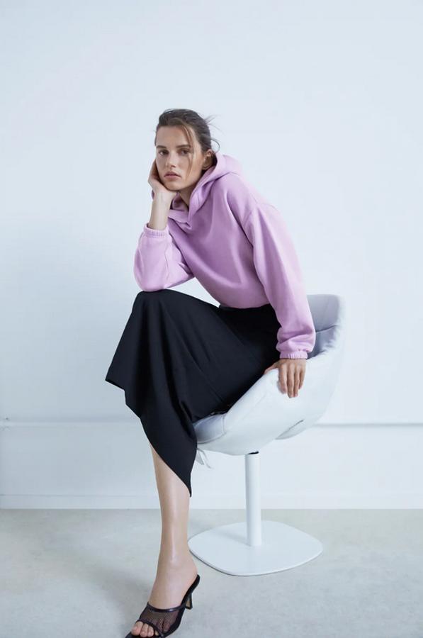 Otra propuesta en lila de Zara es esta sudadera corta con capucha y manga larga que tiene acabados en elástico. Pertenece a la colección Join Life, tiene un precio de 15,95 euros y está disponible entre las tallas S y XL y en color arena.