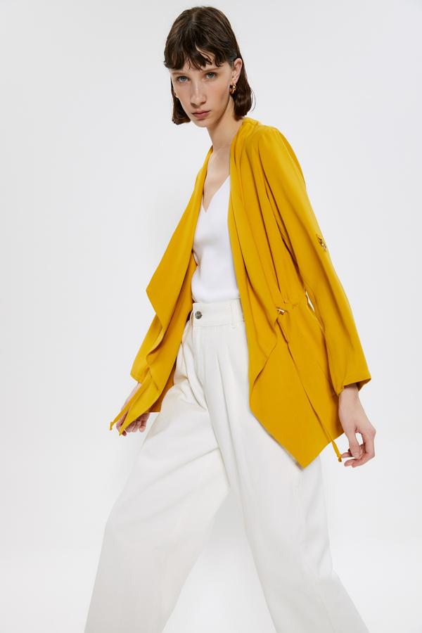 Esta chaqueta fluida con detalle fruncido para marcar cintura está rebajada a 11.95 euros en Sfera.