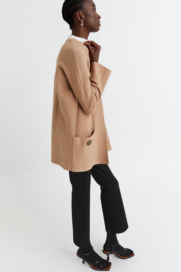 En cámel nos parece también ideal, pues combina con todo y hace las veces de abrigo de entretiempo. Su precio, el mismo que la versión en blanco: 14.99 euros.