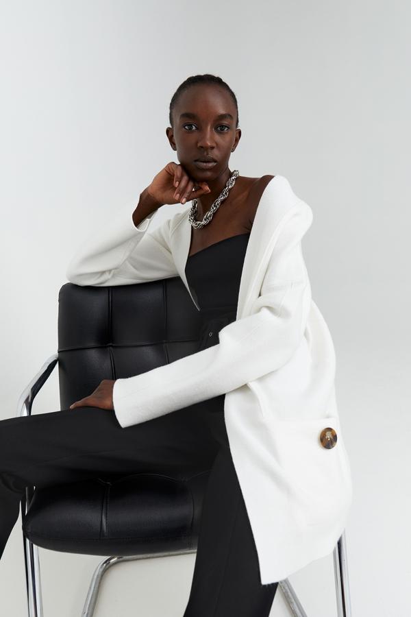 Esta maxi cárdigan blanca de las últimas rebajas de Sfera es un auténtico chollo: es ideal para el entretiempo, no te la quitarás en todo el otoño y solo cuesta 14.99 euros.