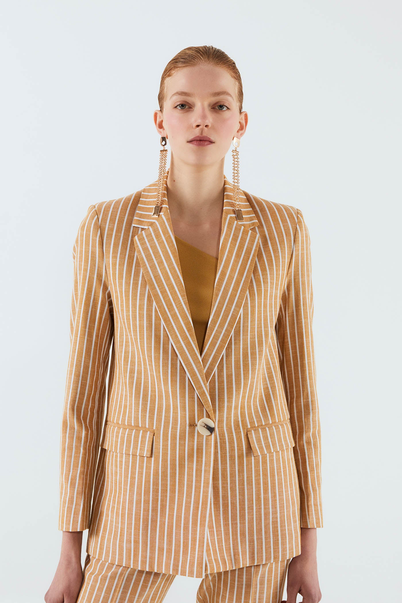 Otra compra imprescindible de las útlimas rebajas de Sfera es esta blazer de tejido rústico en color cámel con estampado de raya diplomática. ¿Su precio? 15.95 euros.