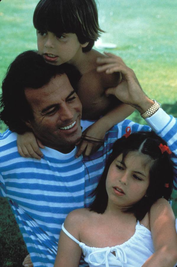 Julio Iglesias junto a sus hijos Chábeli y Enrique (este nacido en 1975) en una imagen de principios de los 80.