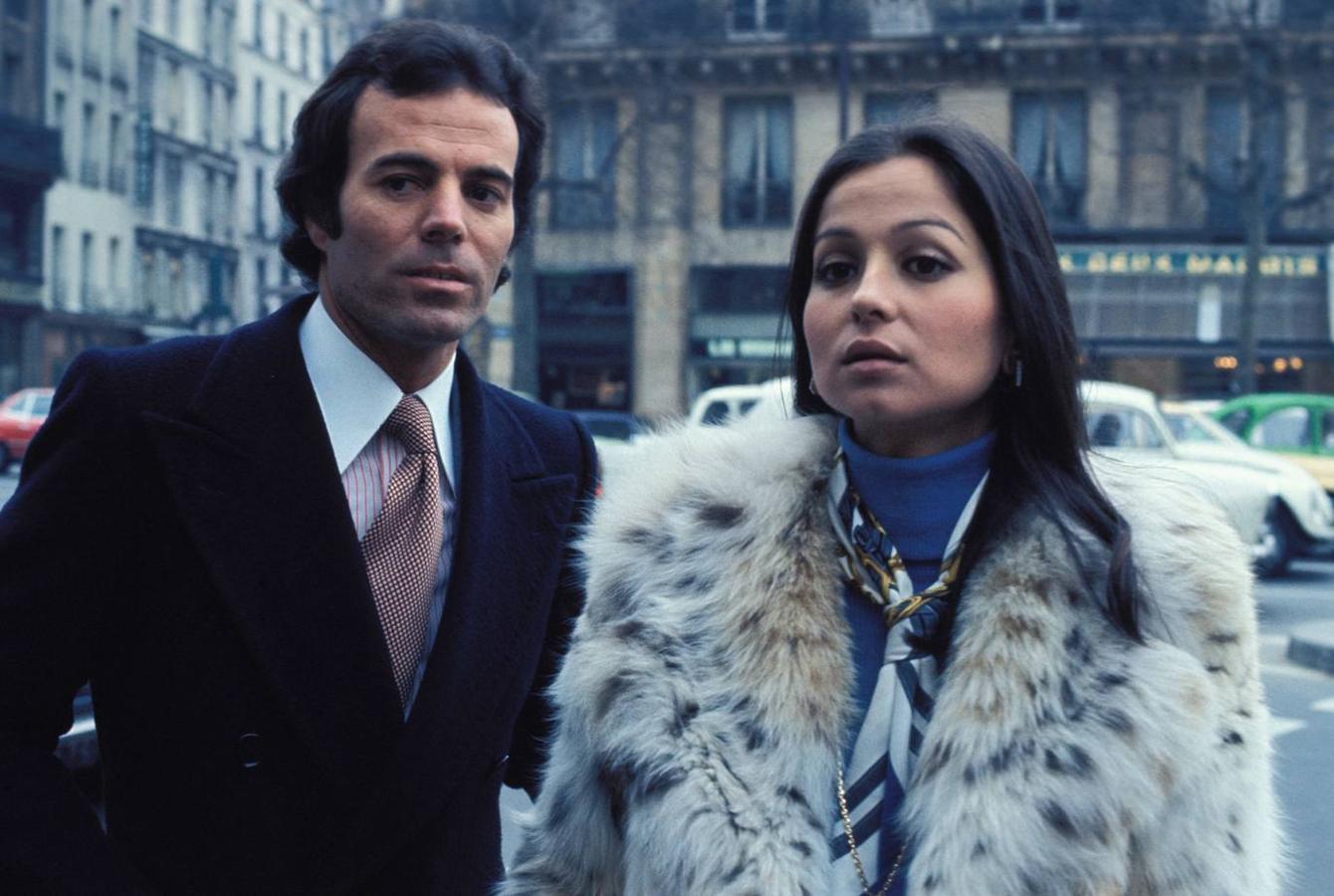 Sí, la relación por la que siempre se le recordará en la prensa del corazón a Julio Iglesias es la que mantuvo con Isabel Preysler y que les llevó, juntos, a vivir un reinado en los medios especializados en la materia. Siete años (entre 1971 y 1978) en los que tuvieron tres hijos: Chábeli, Julio José y Enrique.