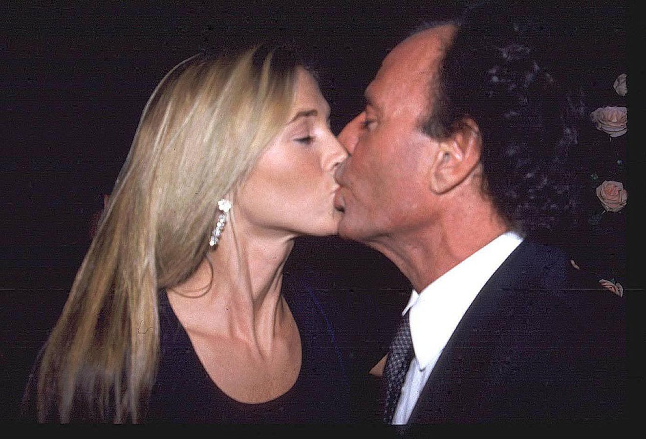 Después de mucho buscar, tras esa historia de amor rota con Isabel Preysler, la única con la que pareció encontrarse en disposición de levantar una vida en común fue Miranda Rijnsburger. El cantante se casó en Marbella con la modelo holandesa en 2010. Y hasta la fecha. Junto a ella tiene cinco hijos.