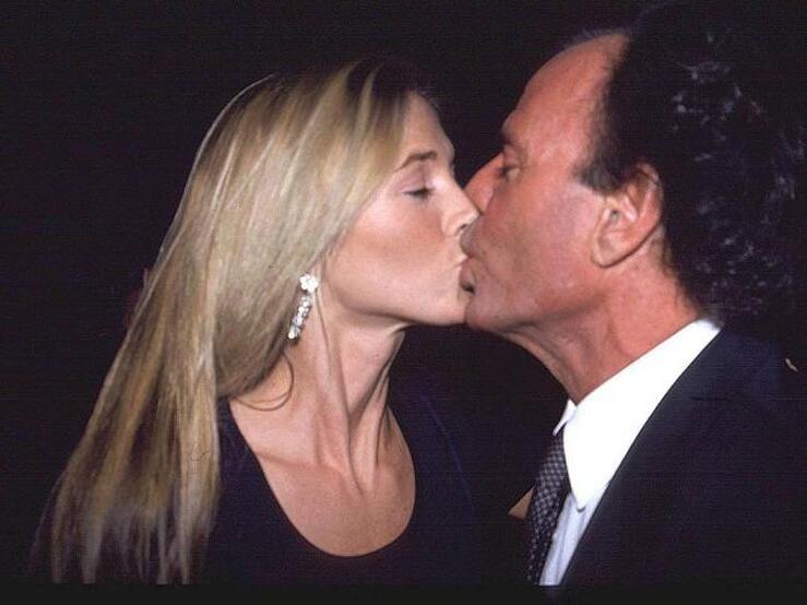 Fotos: Miranda, Isabel Preysler, Vaitiare, Priscilla Presley, la madre de Bella Hadid... Todas las mujeres en las historias de amor de Julio Iglesias