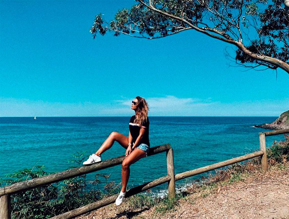 Por supuesto, la primera parada, obligatoria para Lara Álvarez, era su Asturias natal. En la foto, en la localidad de Colunga.