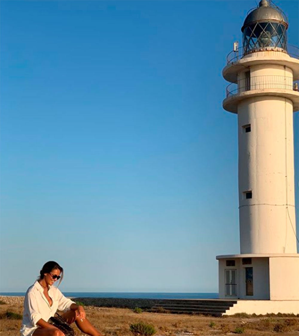 Lara Álvarez compartía esta imagen junto a un faro en Formentera.
