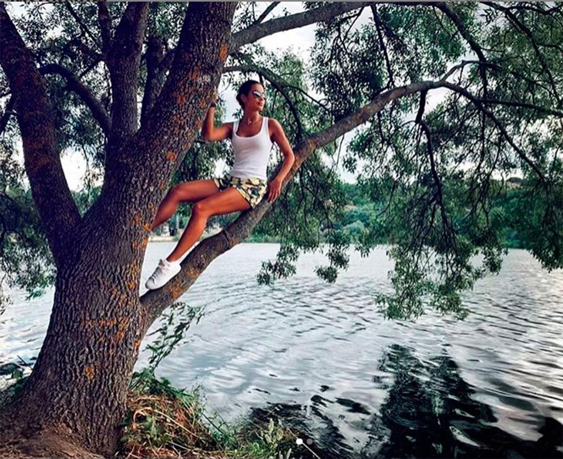 Sin salir de Asturias, Lara Álvarez colgaba esta instantánea, en plena naturaleza, y alguno le advertía del peligro que corría por subirse al árbol.