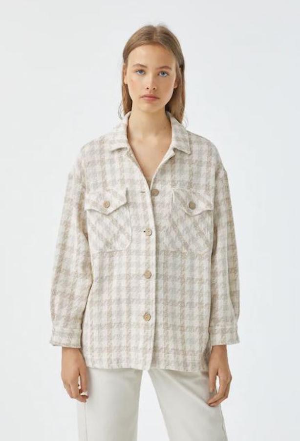 Sobrecamisa de cuadros en color arena, de Pull&Bear (35,99 euros).