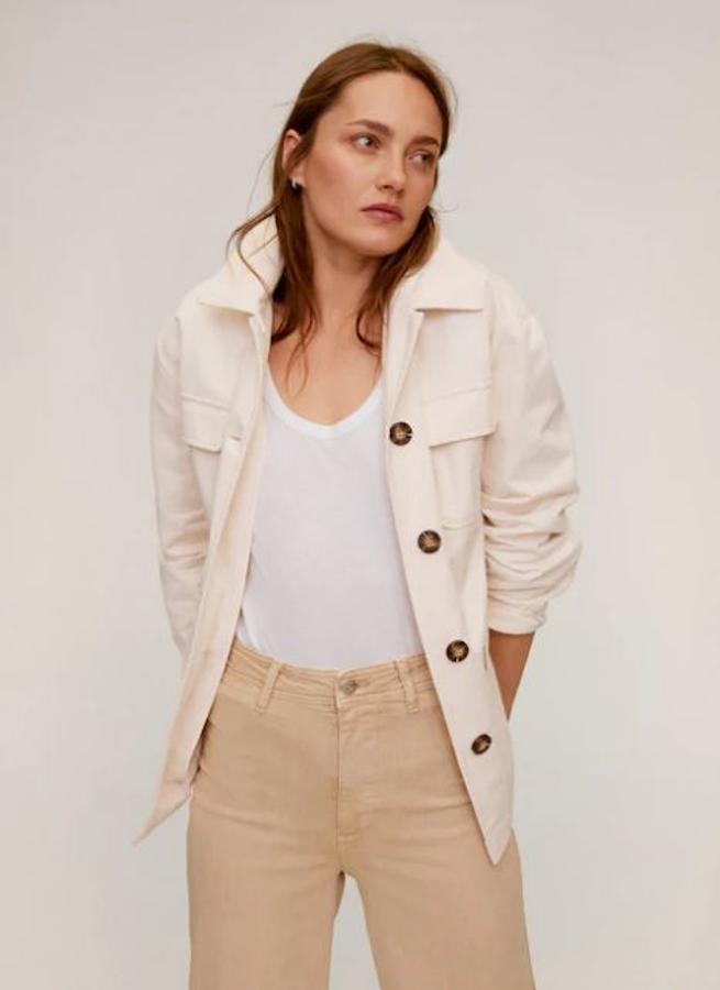 Sobrecamisa multibolsillos en color crudo, de Mango (39,99 euros).