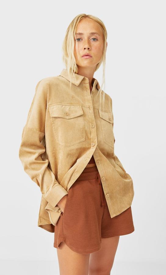 Sobrecamisa de pana en color camel, de Stradivarius (19,99 euros).
