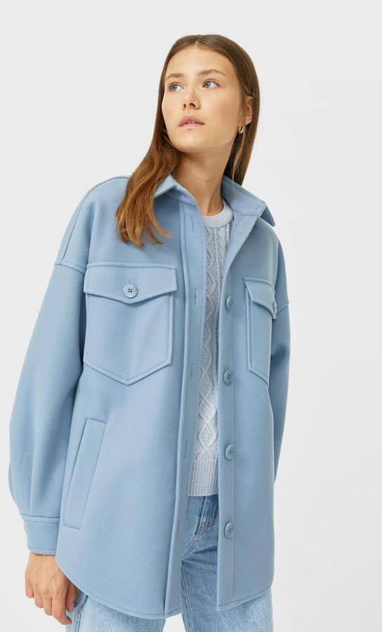 sobrecamisa de punto en color azul, de Stradivarius (29,99 euros).