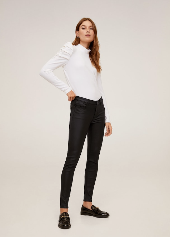 Pantalones vaqueros con silueta 'skinny' en un negro fantástico y con efecto 'push up': pasan de 29,99 euros a 9,99 euros.