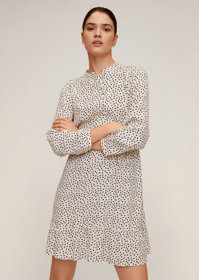 El vestido con uno de los estampados con más éxito del verano: pequeñas motas de negro sobre blanco. La falda termina en un pequeño volante y con las rebajas se quedan en 9,99 euros.