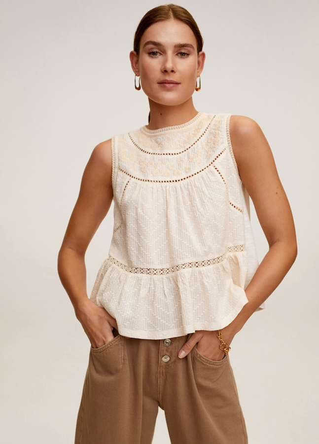 Top con cuello redondo y sin mangas en un tejido mezcla de algodón y con un bordado floral calado. Costaba 25,99 euros y está rebajado hasta los 9,99 euros.