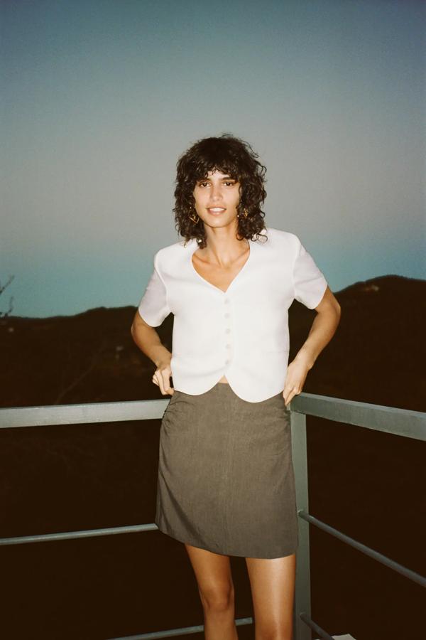 Perfecta para las últimas noches de verano y para el entretiempo, esta blazer blanca de Zara en lino rústico cuesta menos de 40 euros.