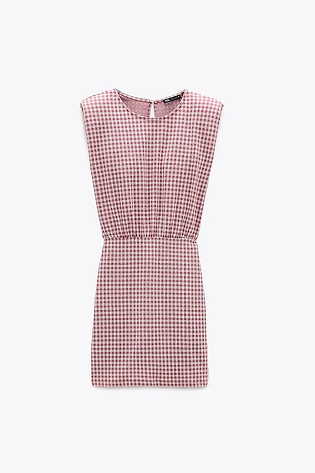 Nuestra favorita: la versión rosa del vestido de cuadros vichy de Zara.
