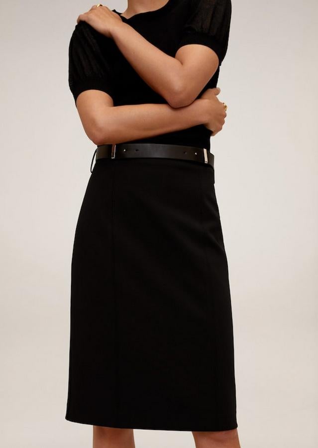 Diseño midi recto para esta falda lápiz en color negro con abertura posterior en el bajo y cinturón decorativo. Es de Mango, tiene un precio de 39,99 euros y está disponible entre las tallas 34 y 42.