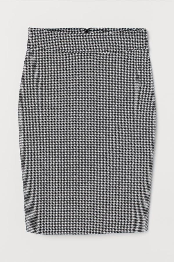El  estampado pata de gallo  regresa tras el verano y esta falda entallada de H&M es una propuesta llena de estilo para nuestros mejores looks. Confeccionada en punto grueso, con talle alto y abertura en el bajo en la parte posterior, tiene largo hasta la rodilla y cuesta 19,99 euros. Está disponible únicamente en la talla XL.