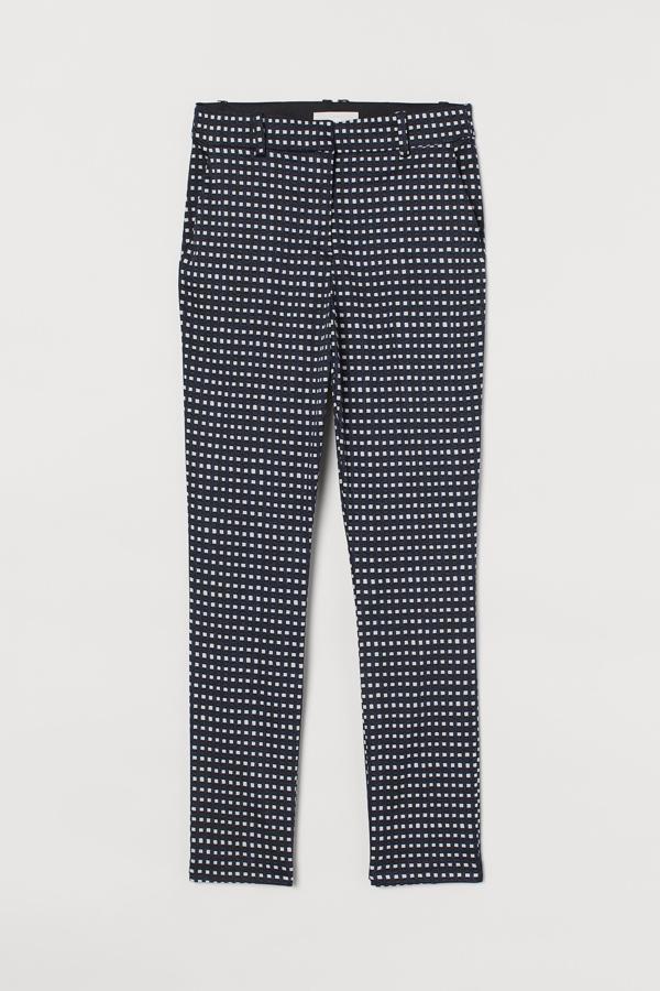 Estampado de cuadros en negro y blanco para este pantalón pitillo de H&M en tejido elástico, diseño tobillero y bolsillos al bies en el frontal. Cuesta 19,99 euros, y está disponible en las tallas 32, 34, 36, 42 y 50. También podemos encontrarlo en seis diseños lisos en varios colores.