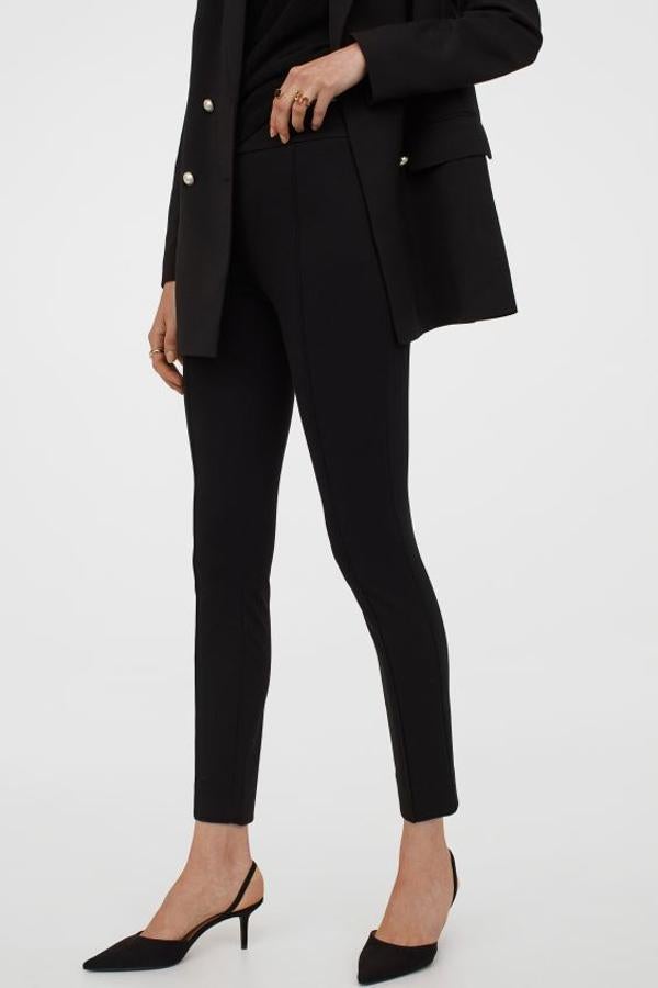 En H&M hemos encontrado este pantalón de vestir tobillero en color negro, confeccionado en mezcla de viscosa y con talle alto y perneras ajustadas con raya cosida en el frontal. Solo se puede comprar en la web de la firma por, 19,99 euros, entre las tallas 32 y 50.