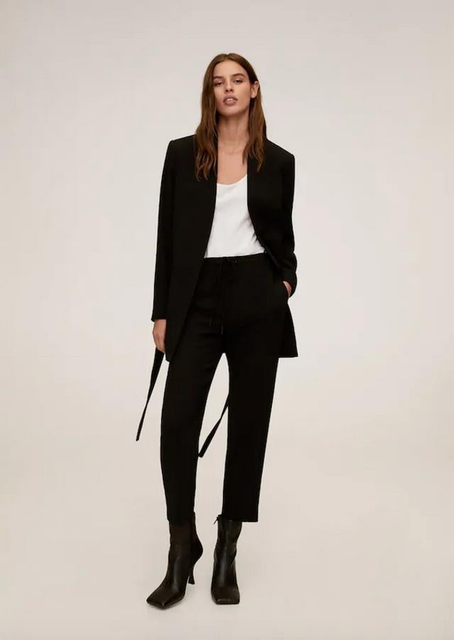 Diseño recto con cintura elástica de cordón ajustable para este pantalón de Mango confeccionado en tejido crepe sostenible que no se arruga. Tiene un bolsillo de ribete en la parte posterior, cuesta 25,99 euros y podemos encontrarlo entre las tallas XS y XL.