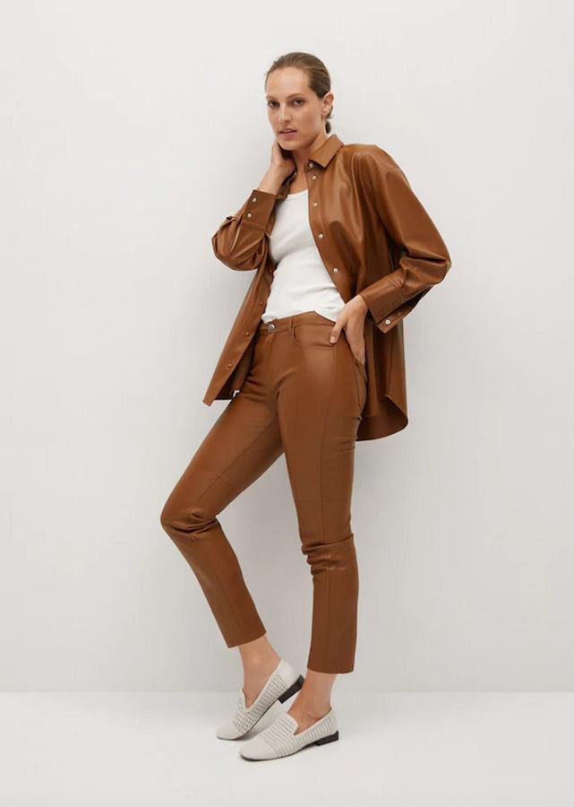 En efecto piel y corte skinny, este pantalón de tiro alto en marrón medio viene con diseño de costuras, acabado suave y cierre de cremallera y botón. Con un precio de 29,99 euros, está disponible entre las tallas 32 y 44.