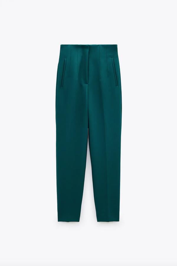 Otra de las propuestas de Zara es este pantalón en color verde de tiro alto, con bolsillos delanteros de vivo y detalle de costuras marcadas en delantero y espalda. Tiene un precio de 25,95 euros y están disponibles entre las tallas XS y XL.