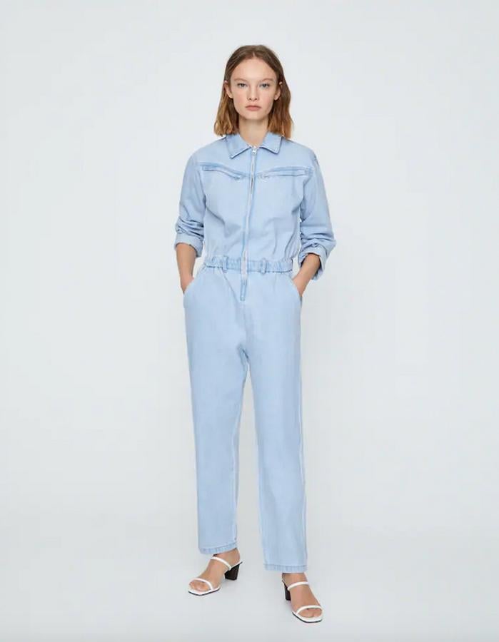 De estilo utility en tejido vaquero, este mono largo en azul claro, con cuello clásico y goma en la cintura ha pasado de costar 35,99 euros a 9,99 euros. Está disponible en las tallas M y L.