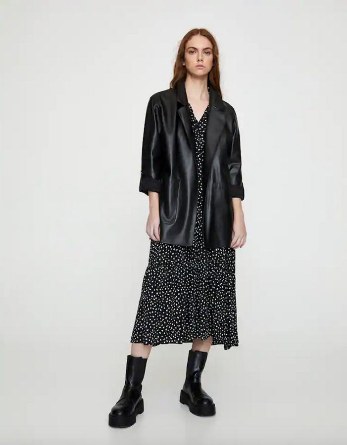 Con la vuelta del efecto piel totalmente confirmada, este abrigo se puede convertir en tu mejor compra del verano. Con cuello smoking y bolsillos delanteros de plastrón ha pasado de 25,99 euros a 9,99 euros y solo queda en la talla L. Y se está agotando.