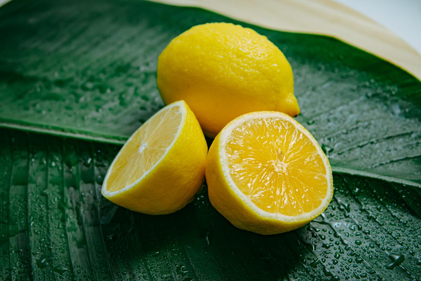 No queremos que te pongas a comer limones, pero sí que los emplees más a menudo en tu cocina. Los limones aportan sabor sin calorías a todos los platos que te puedas imaginar, desde aderezos de ensaladas y pastas a asados e incluso te pueden ayudar a que bebas más agua si la saborizas con unas rodajas de limón. Gracias al poder del limón, la comida de régimen gana en sabor y te hace un poco más feliz.