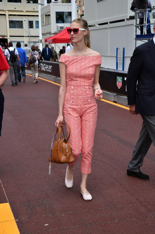 ¿Puede ser más inspirador este look que llevó Beatrice Borromeo en el Gran Premio de Mónaco en 2015? El mono con estampado de cuadros y escote Bardot combinado con las bailarinas nos transporta a los años 50. ¡Y nos tiene enamoradas!
