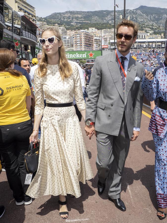 El Gran Premio de Mónaco de Fórmula 1 es una de las citas imprescindibles en el calendario de la familia real del Principado. Beatrice Borromeo nos dejó este impecable look de día el año pasado con vestido de Dior y unas originales gafas en forma de corazón de Saint Laurent.