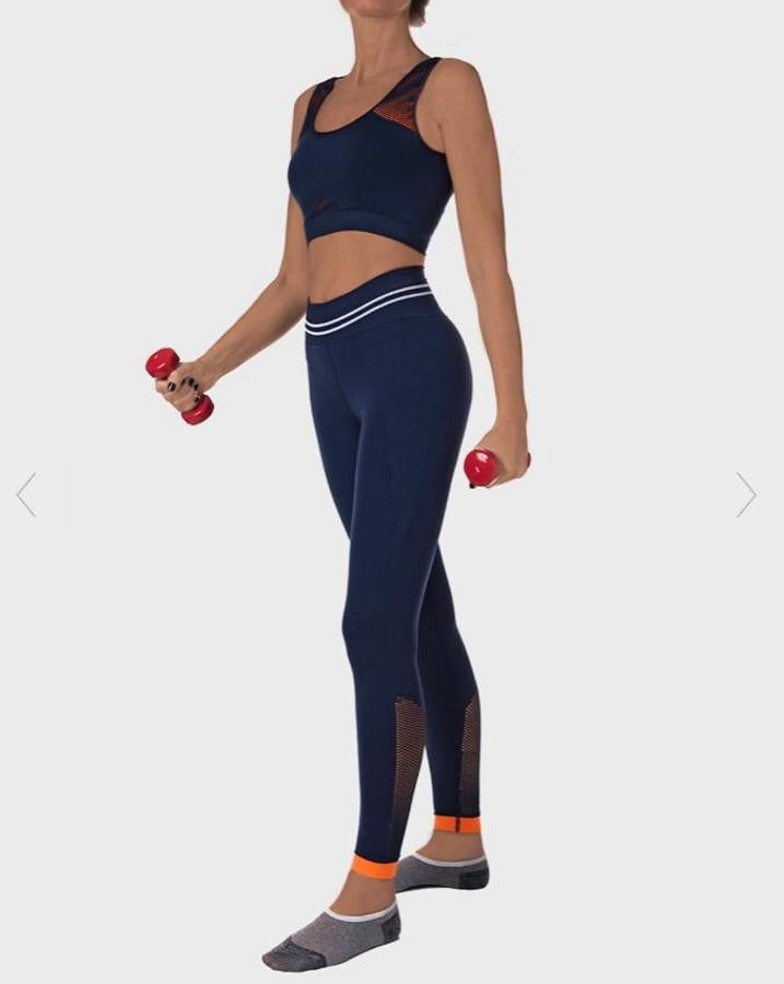 Si lo tuyo es el yoga y el pilates, ficha este conjunto que tienen en Idawen, una firma española que utiliza tejidos técnicos y eco-sostenibles. Este conjunto azul marino no tiene costuras, para una mayor elasticidad, y está decorado con detalles en color naranja (115 euros).