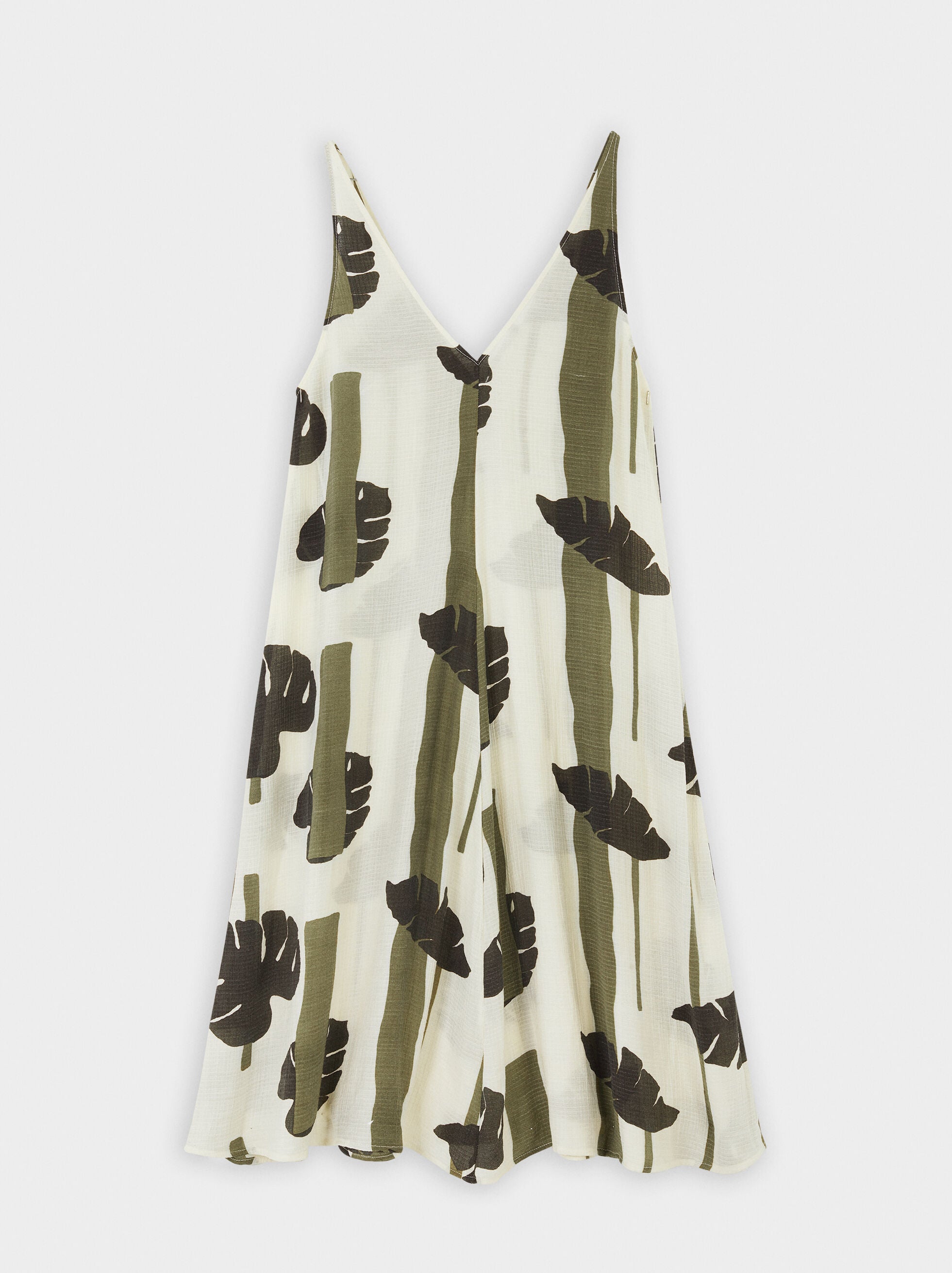 Vestido de tirantes fluido con estampado de hojas. De Parfois. (22,99 euros).