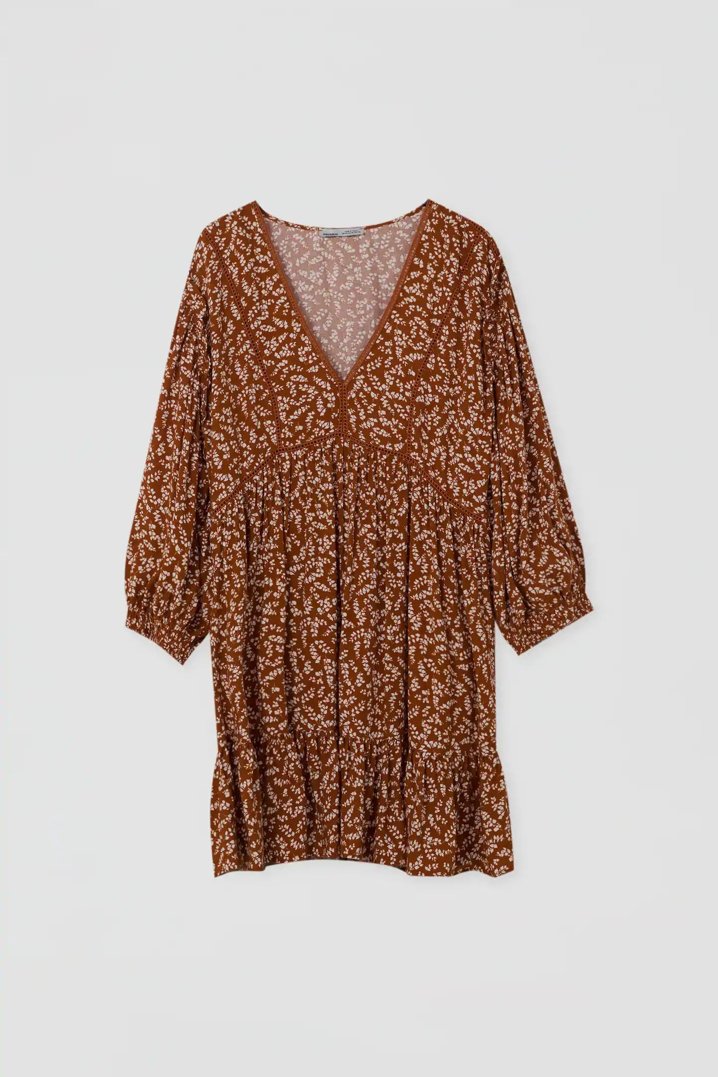 Con el cambio de temporada, vuelve el marrón y los colores tierra. Apuesta por este vestido fluido tan otoñal de Pull&Bear y presume de estilazo en un par de meses. (25,99 euros).