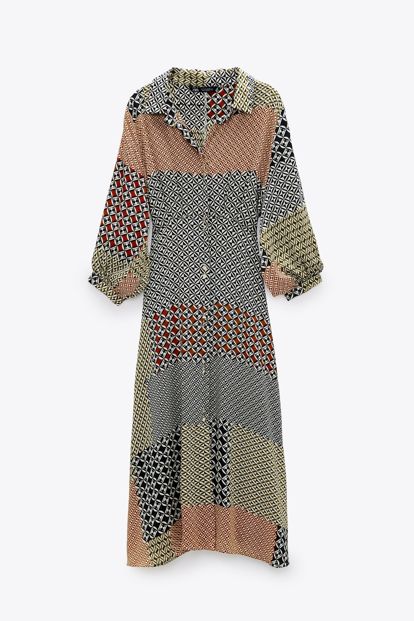 El patchwork viene pisando fuerte esta temporada y en este vestido estampado de Zara con los colores del otoño queda ideal. (39,95 euros).