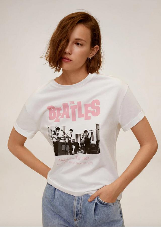 La gira americana de los Beatles es algo que llegó hasta a la pequeña pantalla de la mano de Mad Men y Mango la ha plasmado en una bonita camiseta de color blanco y texto en rosa pastel con cuello redondo y mangas cortas. Tiene un precio de 15,99 euros y está disponible entre las tallas XS y XL.